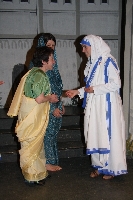 Mutter Teresa mit Bettlereinnen