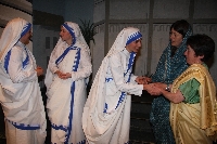 Mutter Teresa mit Bettlereinnen